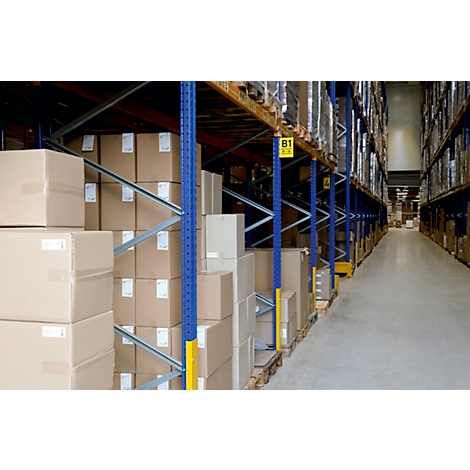 Magazijnrekken met pallets en goederen. Geel bord met "B1 01-24".