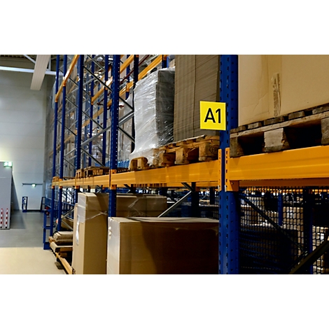 Magazijnstelling met pallets, dozen en een bordje met de tekst A1.
