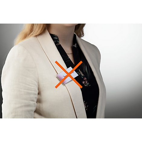 Jonge vrouw met blazer en blouse; een doorgestreepte witte ID-kaart.