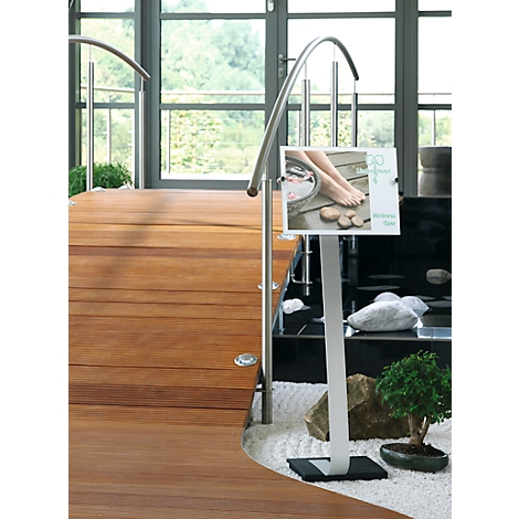 Houten loopbrug met een leuning en een bord met voeten en een wellness logo.