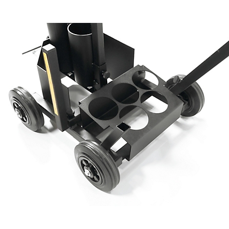 Persoon met markeertrolley brengt gele lijn aan op de vloer. De trolley draagt verfspuitbussen.