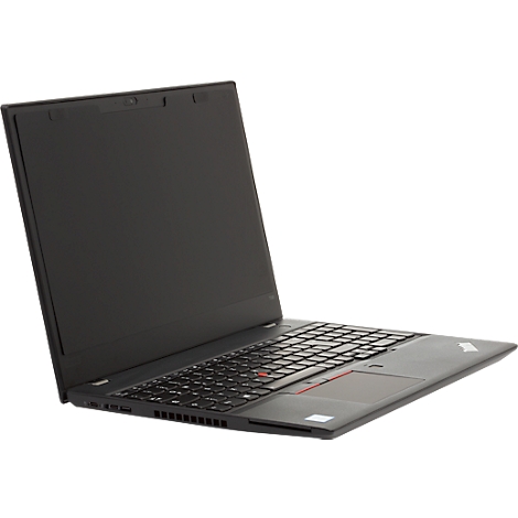 Zwarte laptop, half open. Toetsenbord met rode trackpoint en touchpad. Scherm uit.