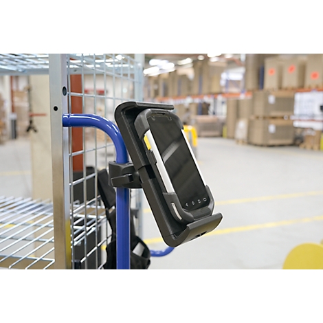 Handscanner in houder op blauwe kar, magazijnachtergrond.