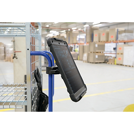 Een tablet bevestigd aan een blauwe paal, bevestigd aan een trolley in een magazijn. In de achtergrond schappen met dozen.