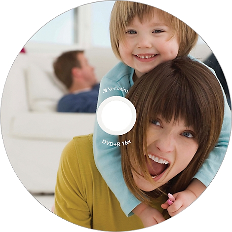DVD avec une mère et un enfant, tous deux riant. Un homme est sur le canapé à l'arrière-plan.