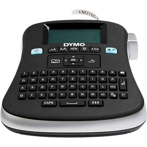 Zwart Dymo labelapparaat met QWERTZ-toetsenbord, display en uitstekende labelstrook tegen een witte achtergrond.