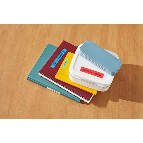 Bücher, Notizblock, Lunchbox mit Etiketten: Sarah's Agenda, Sarah's Lunchbox.