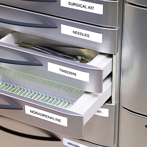 Produktbild: DYMO Schriftbänder in verschiedenen Farben. Text: "Hergestellt in Europa", "Original Schriftbänder", "Für Dymo Labelmanager".