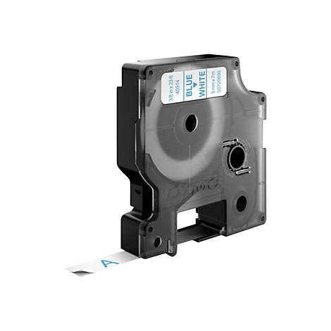 Eine DYMO-Etikettenkassette mit blau-auf-weißem Band vor weißem Hintergrund.