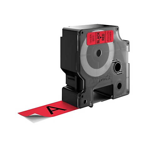 Dymo Etikettenkassette mit rotem Band, schwarzem Text "A" und transparentem Gehäuse vor weißem Hintergrund.