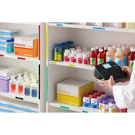 Apotheker etiketteert medicijnplanken met een labelprinter. Planken gevuld met medicijnen en etiketten.