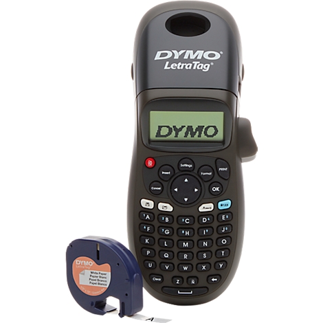 Bovenaanzicht van een zwarte DYMO LetraTag labelmaker met labelrol. Apparaat met toetsenbord en display. Opschrift: DYMO.