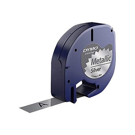 Blaue Dymo LetraTag Kassette mit silbernem Metallic-Band und aufgedrucktem A vor weißem Hintergrund.