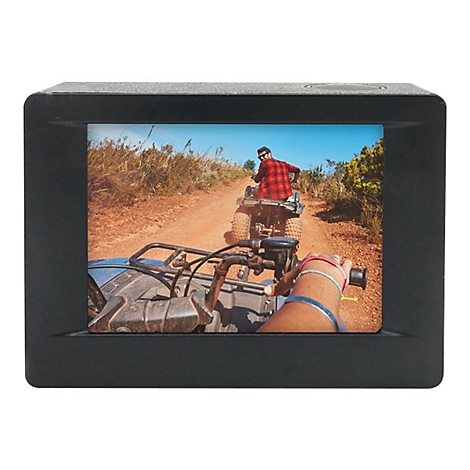 Kompakte Action-Kamera vor weißem Hintergrund mit Display-Anzeige einer Quad-Fahrt im Gelände.