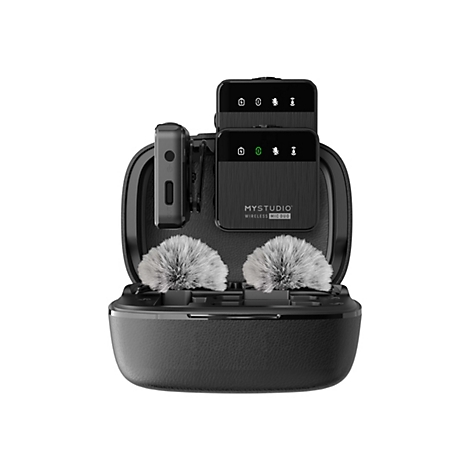 Schwarze MyStudio Wireless Mic Duo Ladestation mit zwei Sendern und zwei aufgesetzten Fell-Windschützen.