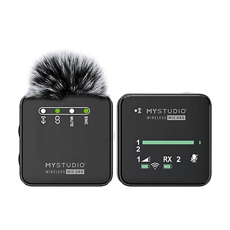 Sender mit Fellwindschutz und Empfänger von MYSTUDIO Wireless Mic Uno vor weißem Hintergrund.