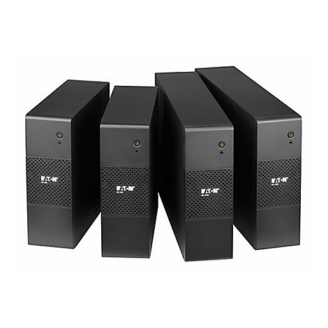 Quatre onduleurs Eaton noirs. Chaque appareil a une lumière verte et le logo Eaton.