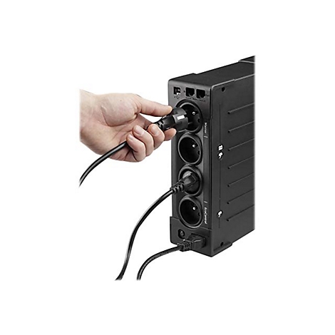 Eine Hand steckt einen Stecker in eine schwarze Steckdosenleiste. Unten sind weitere Kabel sichtbar.