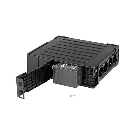 Schwarz USV-Gerät mit offener Batterieabdeckung. Batteriemodul sichtbar. Mehrere Stromausgänge.