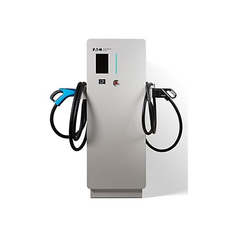 Eine weiße Ladesäule für Elektroautos, mit zwei Ladekabeln, einem blauen Stecker und einem schwarzen Kabel. Oben ist ein Bildschirm.