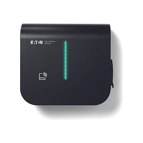 Schwarze Ladesäule für Elektroautos mit grünem Lichtstreifen und RFID-Symbol. Aufschrift: Eaton, Green Motion Building.