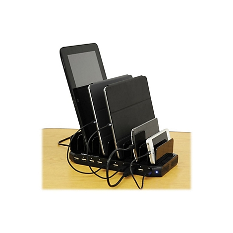 Schwarze Ladestation mit mehreren Tablets und Smartphones auf einem Holztisch. Kabel sind angeschlossen.