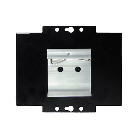 Schwarze Metallplatte mit silberner Halterung; zwei Schrauben und drei Löcher sichtbar.