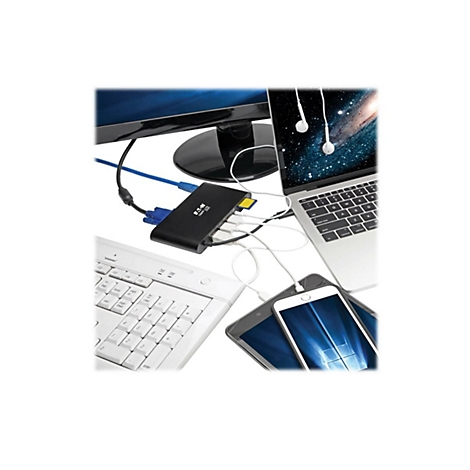 Mehrere Geräte, darunter ein Laptop, ein Tablet und ein Smartphone, sind über ein Dock mit einem Monitor und einer Tastatur verbunden.