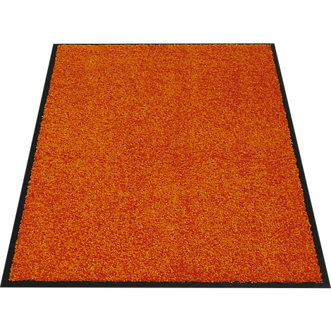 Alfombra naranja con borde negro.