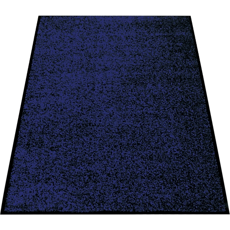 Een blauw tapijt, met een zwarte rand, iets schuin gefotografeerd.