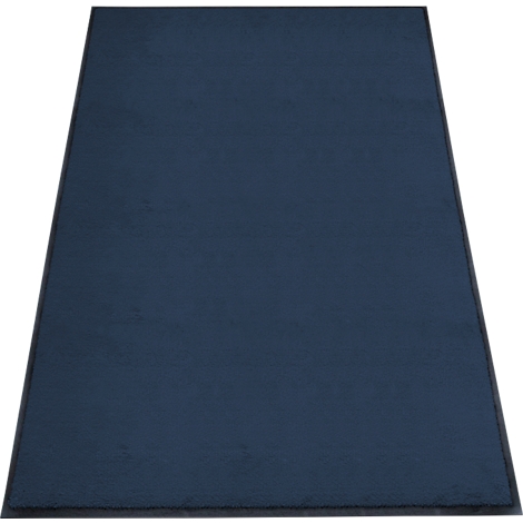 Een rechthoekig, donkerblauw tapijt met een donkere rand, licht perspectivisch van bovenaf gefotografeerd.