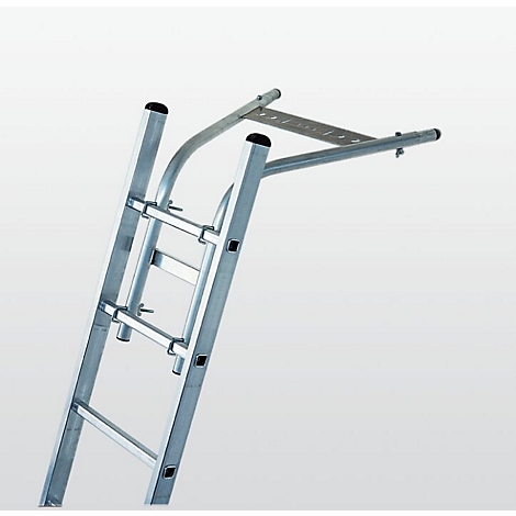 Une échelle en métal adossée à un mur ou un objet, avec une plate-forme en haut. Sur fond clair.