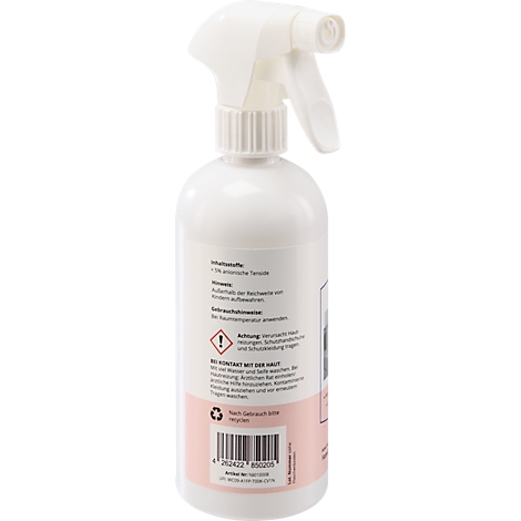 Flacon pulvérisateur blanc avec informations sur le produit et code-barres. Une zone rose est visible en arrière-plan.