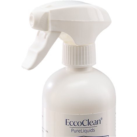 Gros plan d'un flacon pulvérisateur blanc. La tête de pulvérisation est positionnée à gauche, en dessous se trouve le col de la bouteille, qui indique 'EccoClean PureLiquids'.