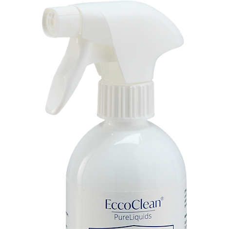 Close-up van een witte spuitfles. De sproeikop is links bevestigd. De fles bevat de tekst "EccoClean PureLiquids".