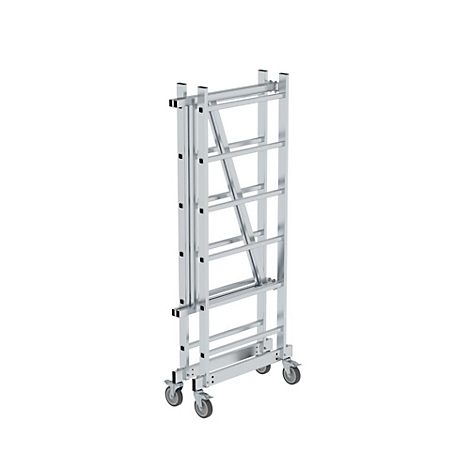 Échafaudage en aluminium avec quatre roues, sur fond blanc.