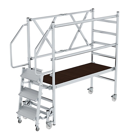 Échafaudage roulant en métal avec plateforme et escalier, sur fond blanc. Rampes et roues.