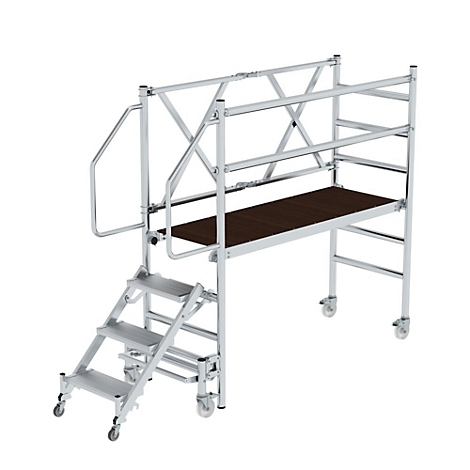 Échafaudage avec escalier, plateforme de travail et roues sur fond blanc.