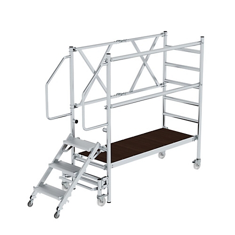 Échafaudage avec plateforme, escalier et rambarde. Métal argenté, plateforme en bois marron, roulettes.