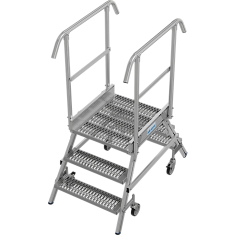 Une aide à l'escalade argentée avec des escaliers, une plateforme et des rampes. Sur roues. Les logos sont visibles.