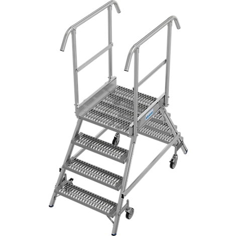 Un escabeau mobile argenté avec quatre marches, des mains courantes et des roulettes.