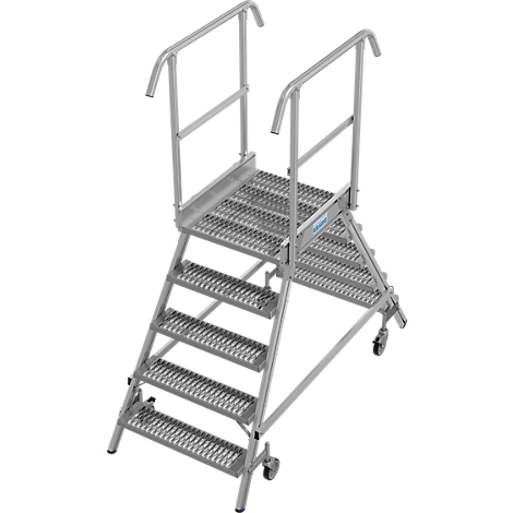 Escalier roulant argenté avec plate-forme, balustrades et roues.