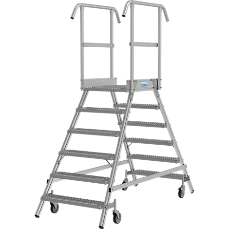 Escabeau gris avec rambarde et roues.