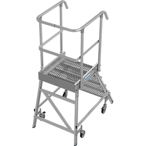 Plate-forme de travail roulante argentée avec garde-corps et plate-forme grillagée. Deux mains courantes en haut.