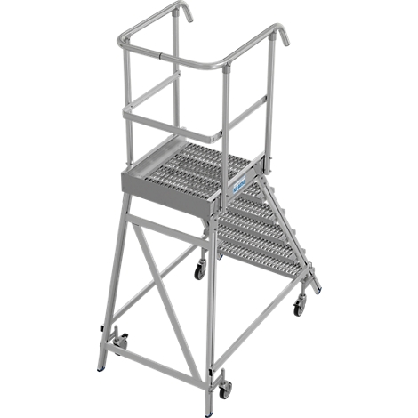 Escalier roulant gris avec marches grillagées et rambarde, sur fond blanc.