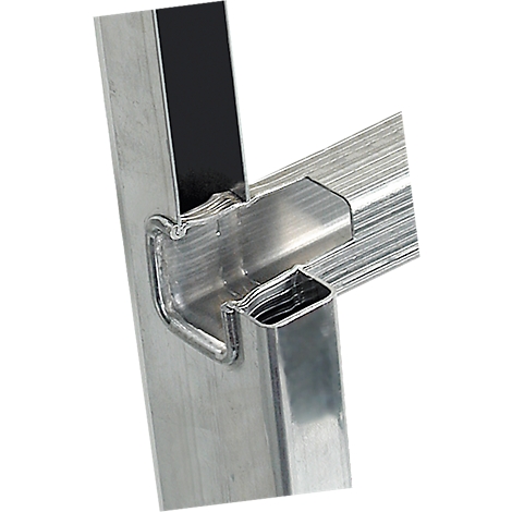 Vue détaillée d'une connexion d'échelle en aluminium. Angle, raccord à vis et construction clairement visibles.