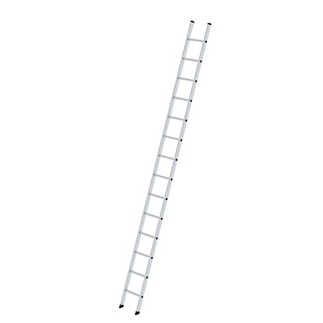 Échelle en métal sur fond blanc.