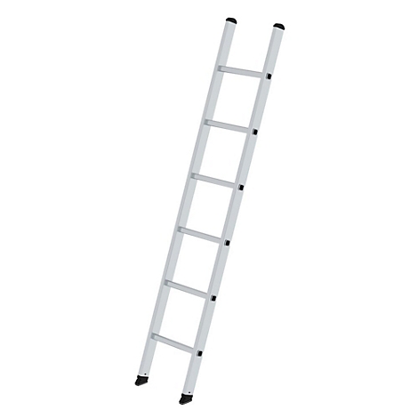 Une échelle en argent est placée en diagonale sur fond blanc. Pieds et embouts en caoutchouc noir.