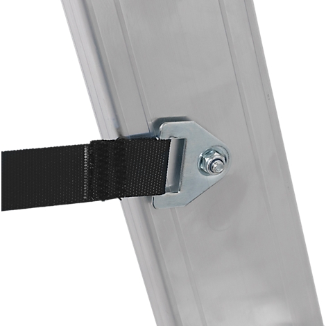 Gros plan d'une échelle. Sangle noire fixée à une plaque métallique avec une vis.