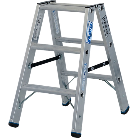 Un escabeau argenté avec trois marches et des entretoises noires.